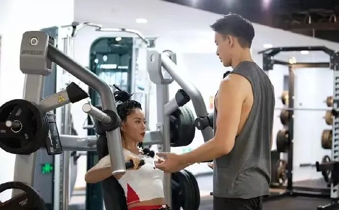 健身房私教是怎么教_健身房私教课程有哪些_健身房不私教怎么训练